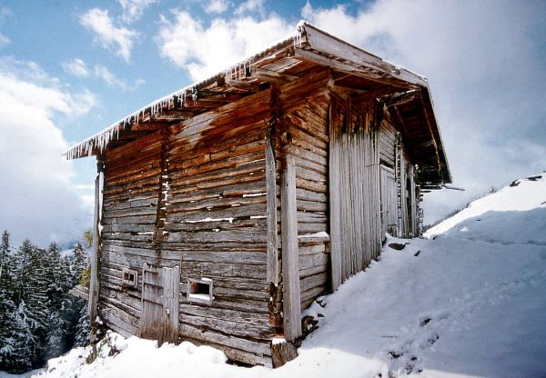 Zillertal alter Stadel im Schnee