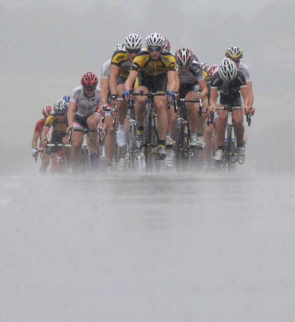 Gomaringen Radrennen, Peloton im Regen, Nebel Gischt
