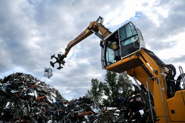 AV Möck Verwertung Schrott Kran Wurf