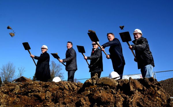 Spatenstich blauer Himmel