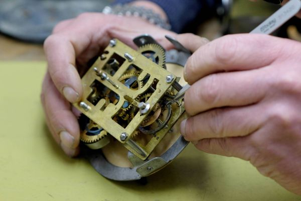 Jonas Häring Uhrmacher Pinzette Uhrwerk